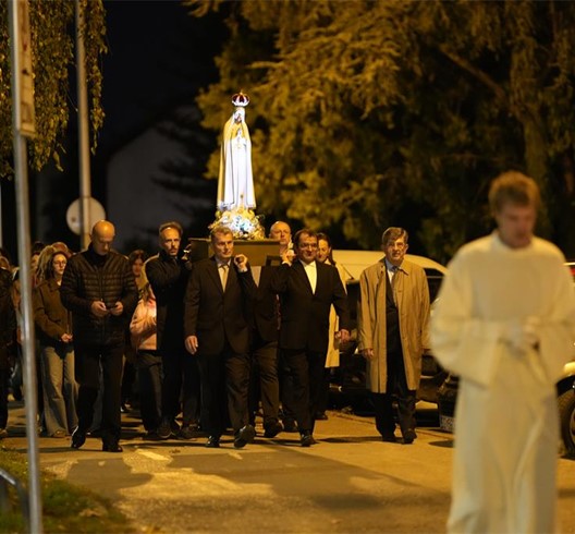 Procesijom ulicama Trešnjevke proslavljena Gospa Fatimska